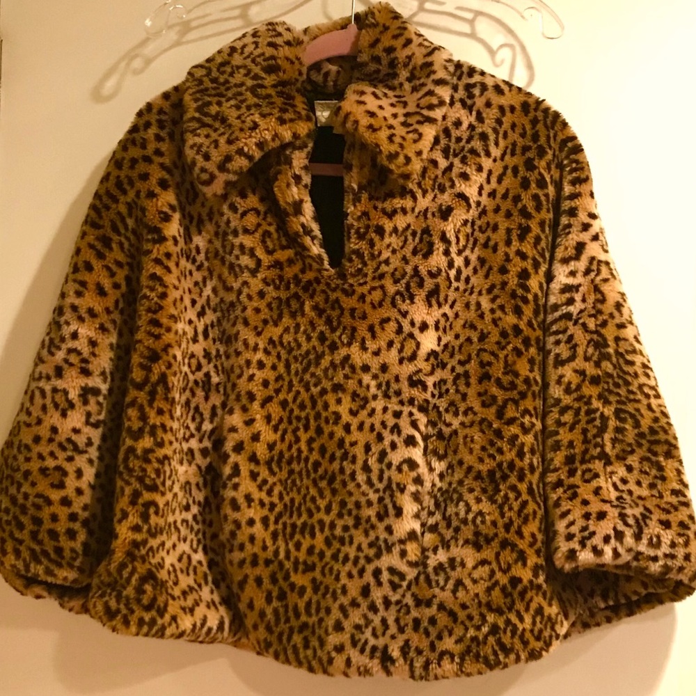 Faux fur leopard print 🐆 poncho with pocket